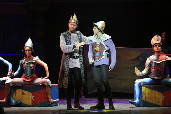 The king talking to Pippin.